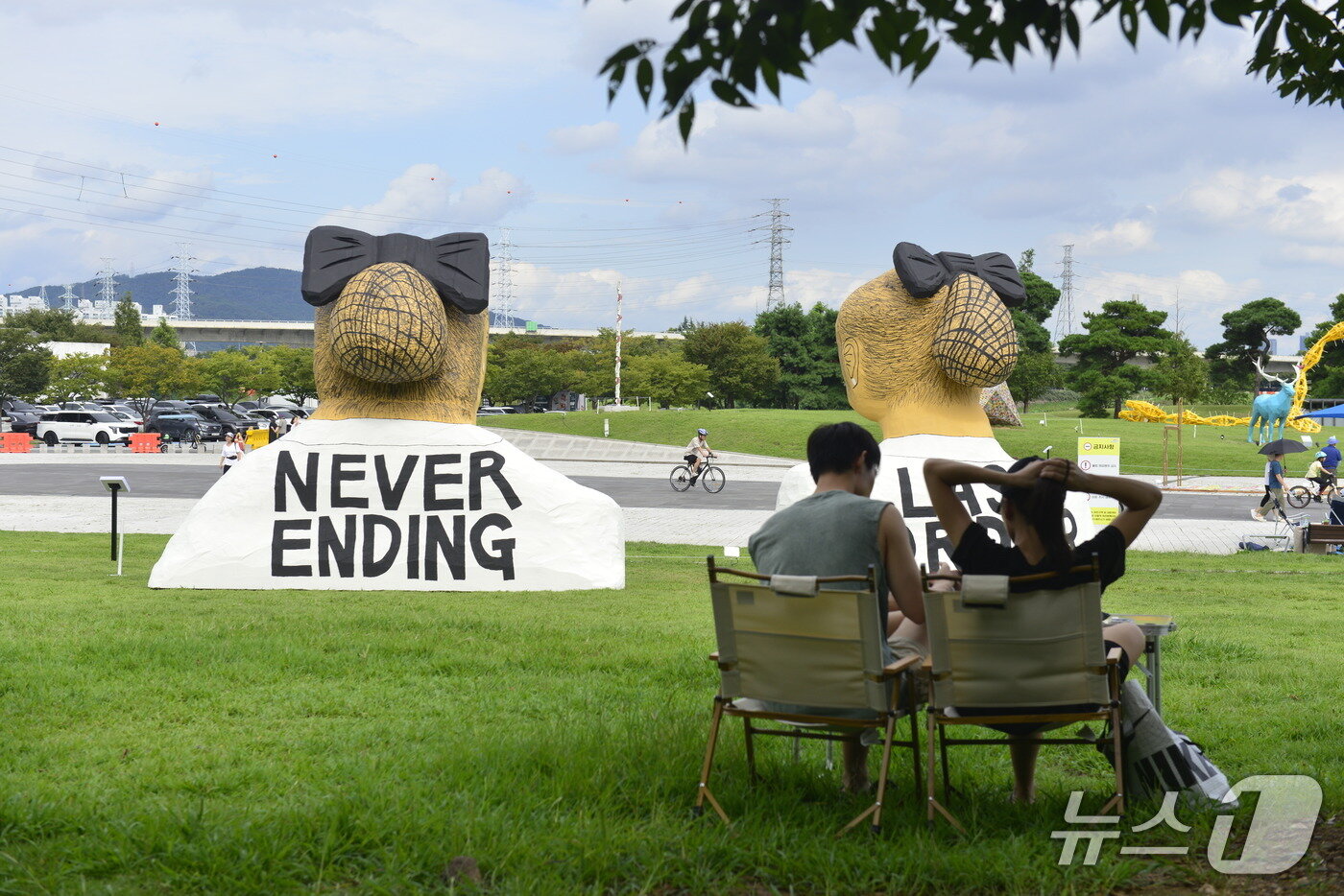 본문 이미지 - 연인들이 그늘 아래서 캠핑용 의자에 앉아 평온한 주말을 보내고 있다. 2025.9.14/뉴스1 ⓒ News1 이성덕 기자