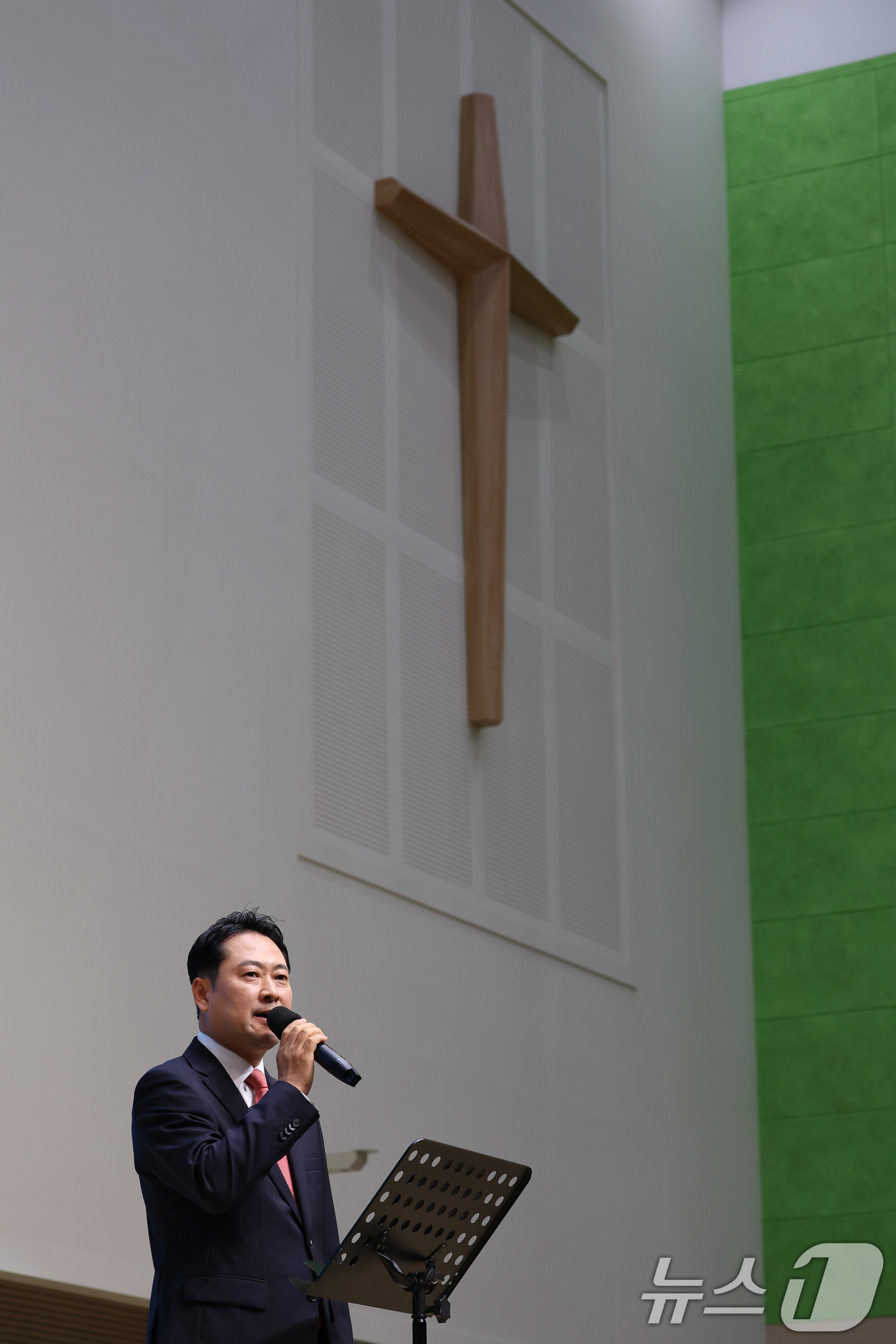 (서울=뉴스1) = 장동혁 국민의힘 대표가 14일 최근 구속된 손현보 목사가 담임 목사로 있는 부산 강서구 세계로교회 예배에 참석해 발언하고 있다. (국민의힘 제공. 재판매 및 D …