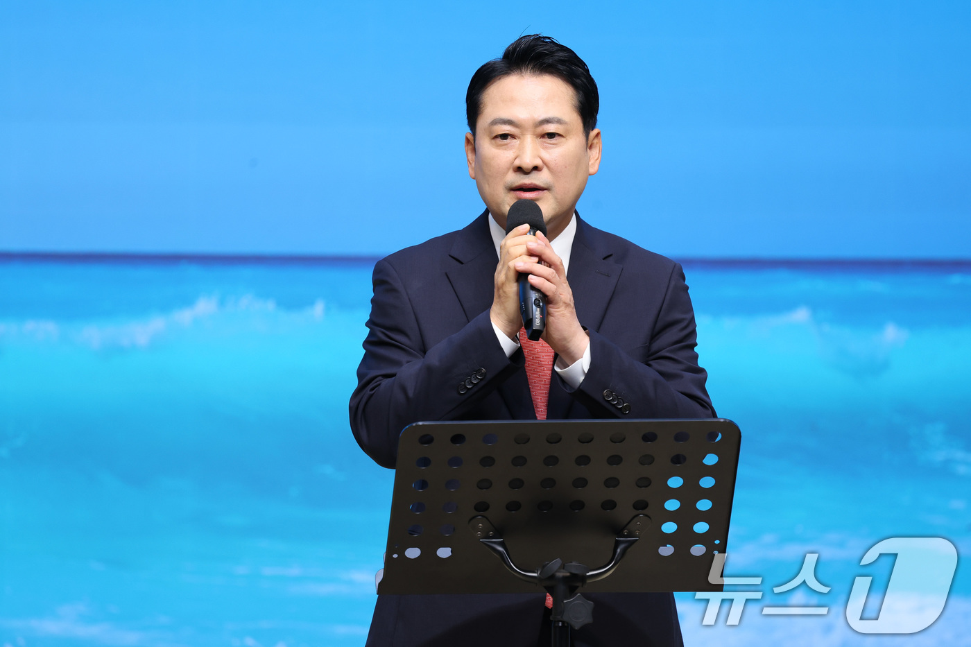 (서울=뉴스1) = 장동혁 국민의힘 대표가 14일 최근 구속된 손현보 목사가 담임 목사로 있는 부산 강서구 세계로교회 예배에 참석해 발언하고 있다. (국민의힘 제공. 재판매 및 D …