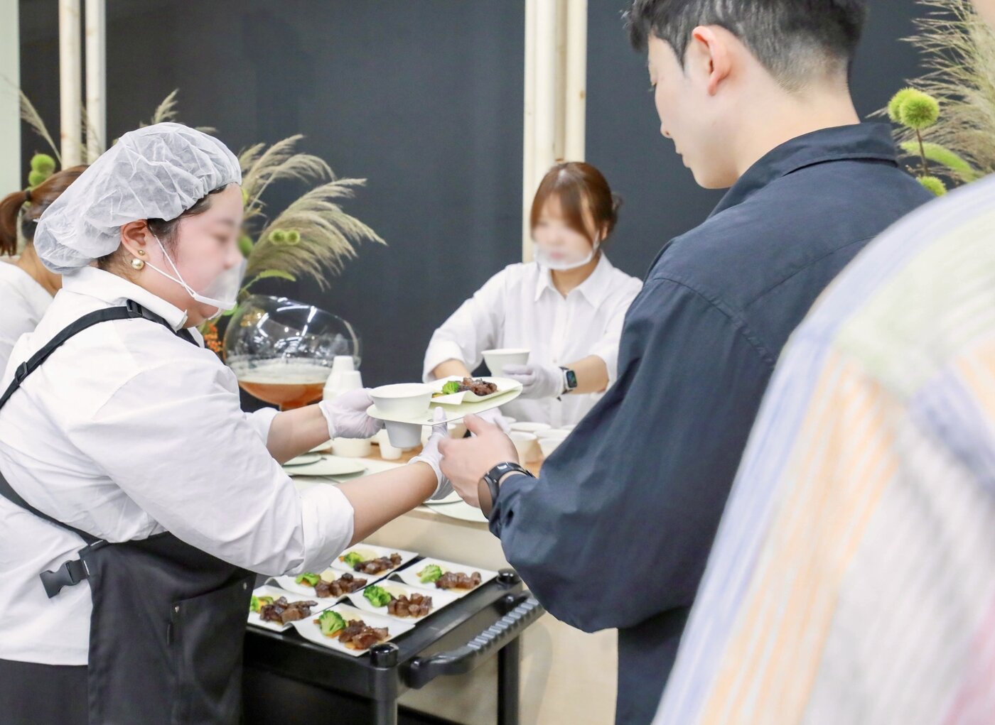 본문 이미지 - 현대백화점 무역센터점에서 열린 '기프트 페스타'에서 화식한우 스테이크를 시식하고 있는 고객의 모습. (현대백화점 제공).