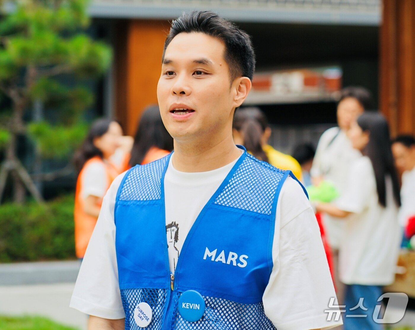 본문 이미지 - 이두호 한국마즈 대표와 임직원들이 12일 발라당입양센터의 동물들을 위한 산책봉사를 하고 있다(마즈 제공). ⓒ 뉴스1