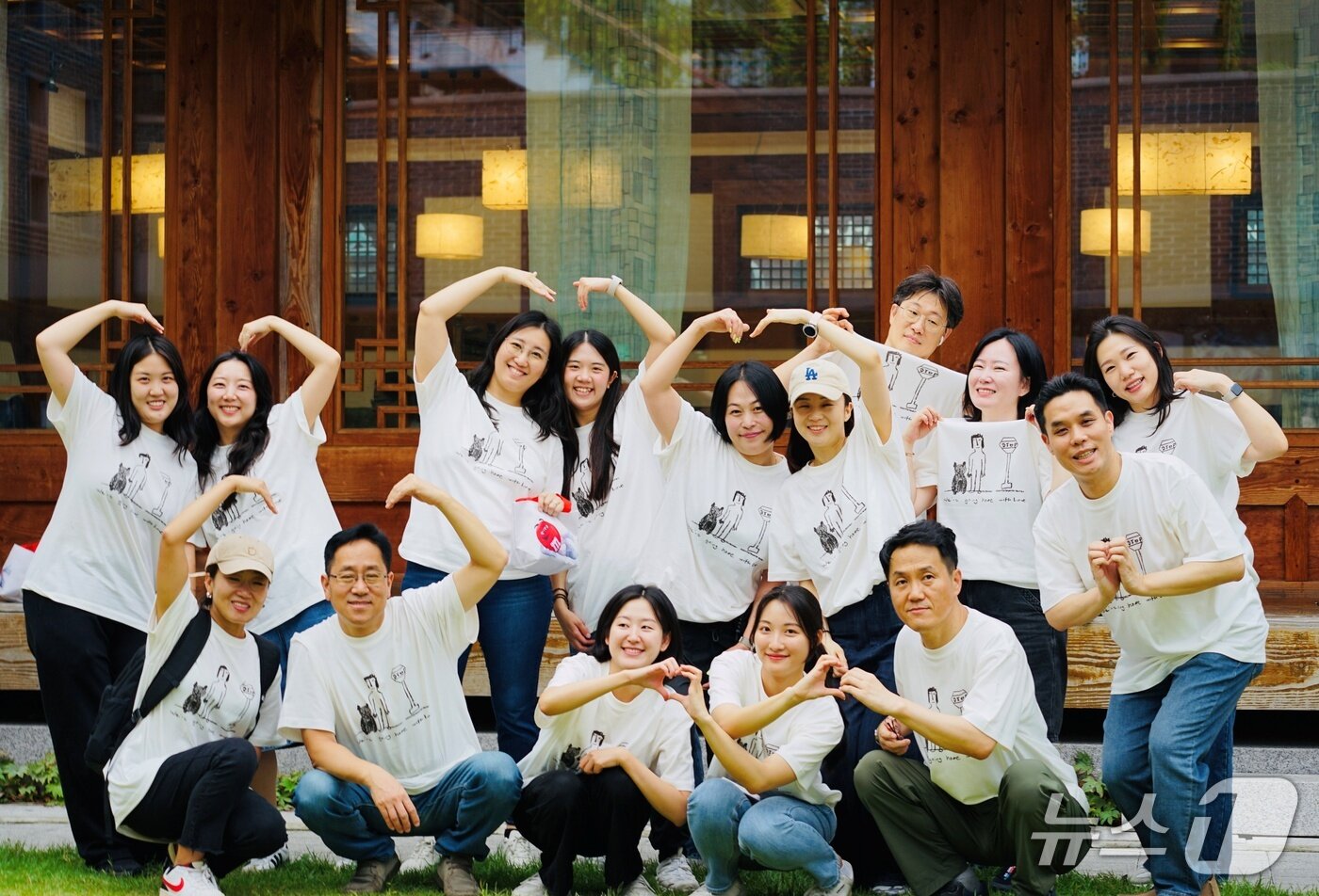 본문 이미지 - 이두호 한국마즈 대표와 임직원들이 일명 '이효리 유기견 티셔츠'를 입고 12일 산책봉사를 하고 있다(마즈 제공). ⓒ 뉴스1