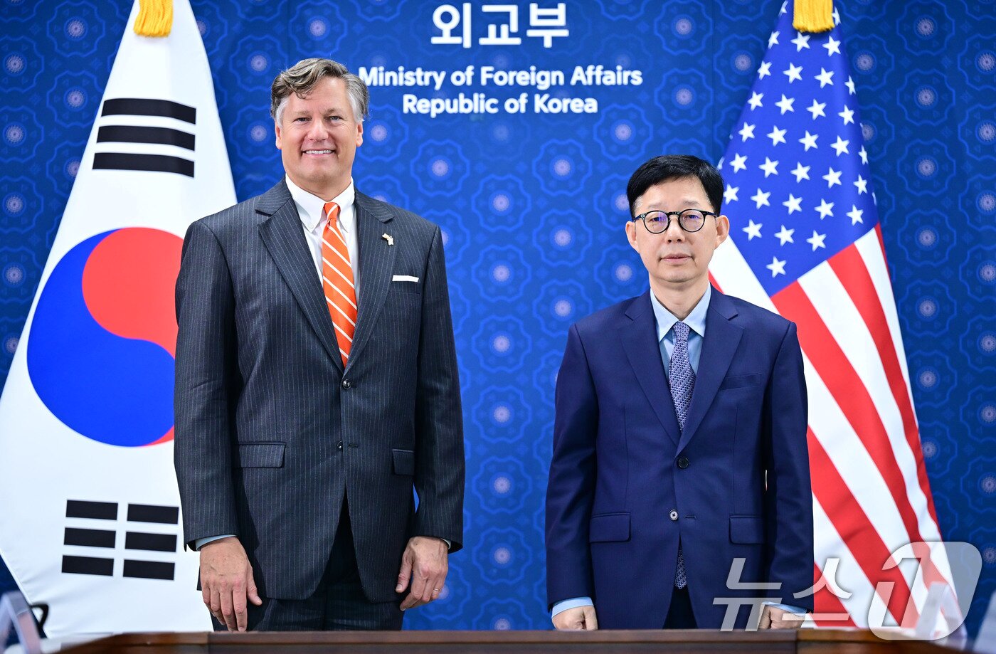 본문 이미지 - 박윤주 외교부 제1차관과 크리스토퍼 랜도 미국 국무부 부장관이 14일 서울 종로구 도렴동 외교부 청사에서 열린 한미 외교차관 회담에 앞서 기념촬영을 하고 있다.&#40;외교부 제공, 재판매 및 DB금지&#41; 2025.9.14/뉴스1