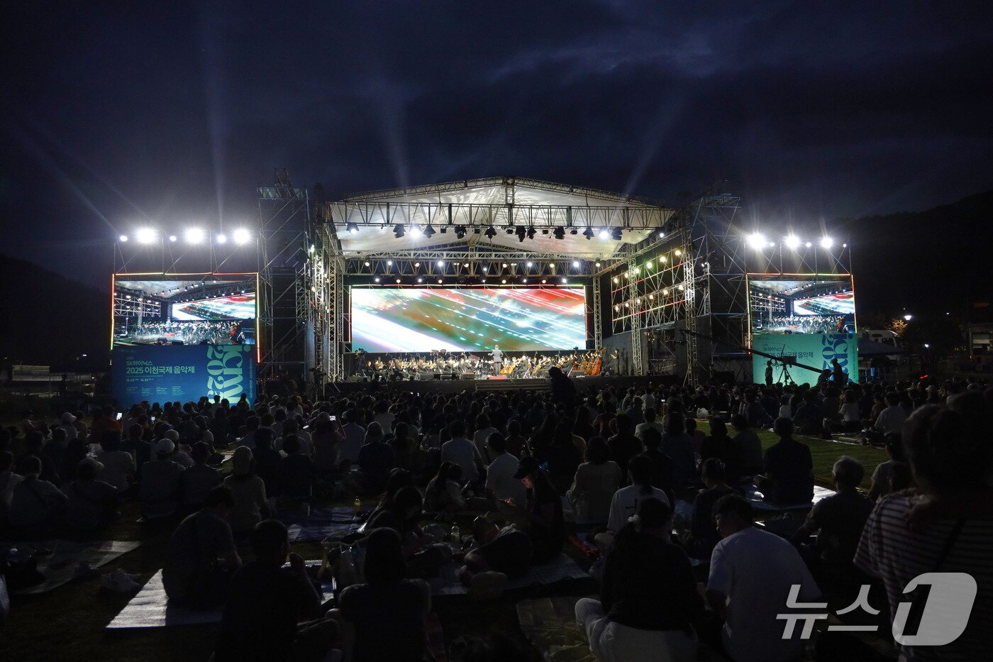 본문 이미지 - SK하이닉스와 함께하는 2025국제음악제 ‘파크콘서트’에서 2000여 명의 이천시민들이 공연을 즐기고 있는 모습.&#40;SK하이닉스 제공&#41;