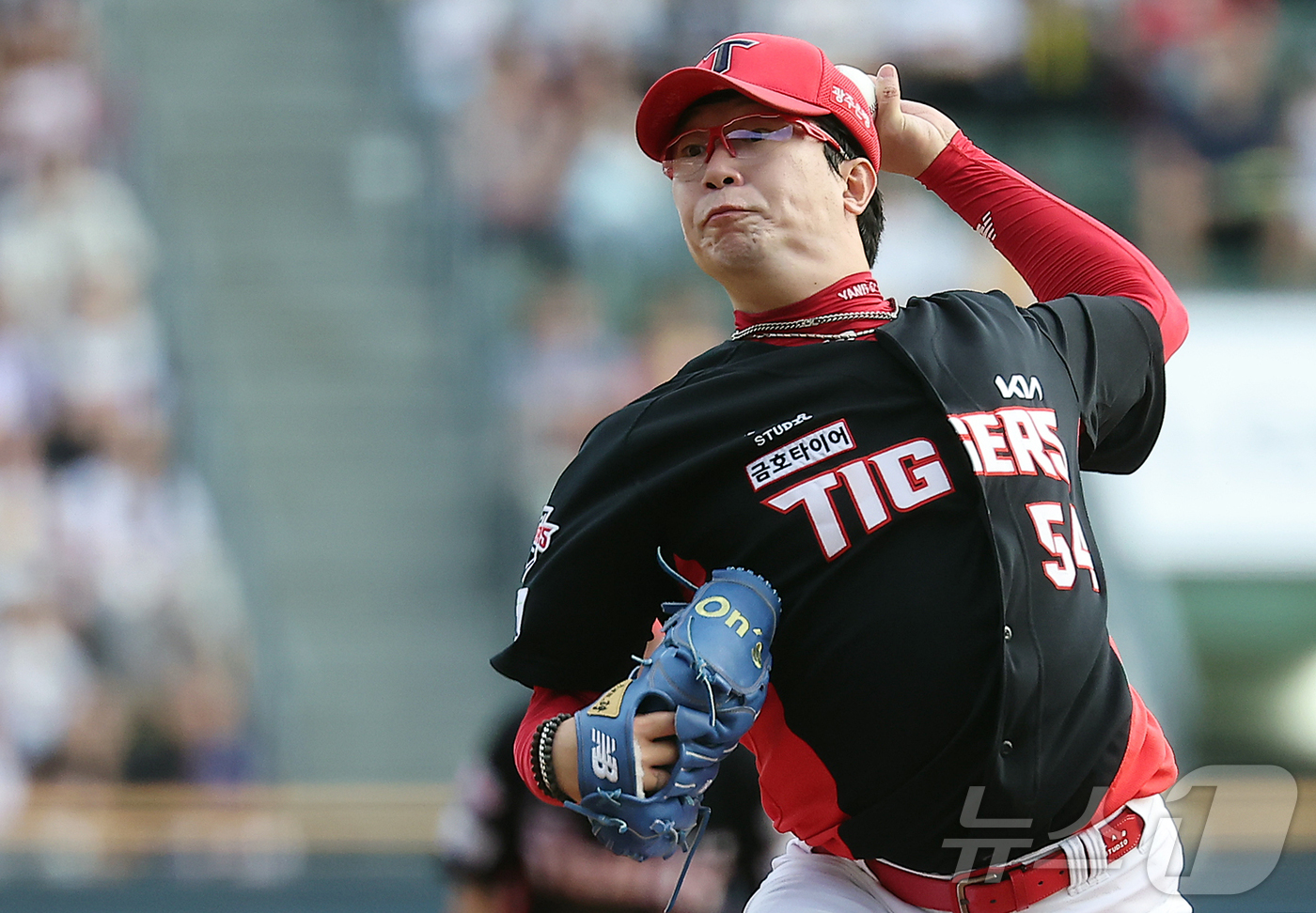 (서울=뉴스1) 김진환 기자 = 14일 오후 서울 송파구 잠실야구장에서 열린 프로야구 '2025 신한 SOL뱅크 KBO 리그' KIA 타이거즈와 LG 트윈스의 경기, 1회말 KIA …