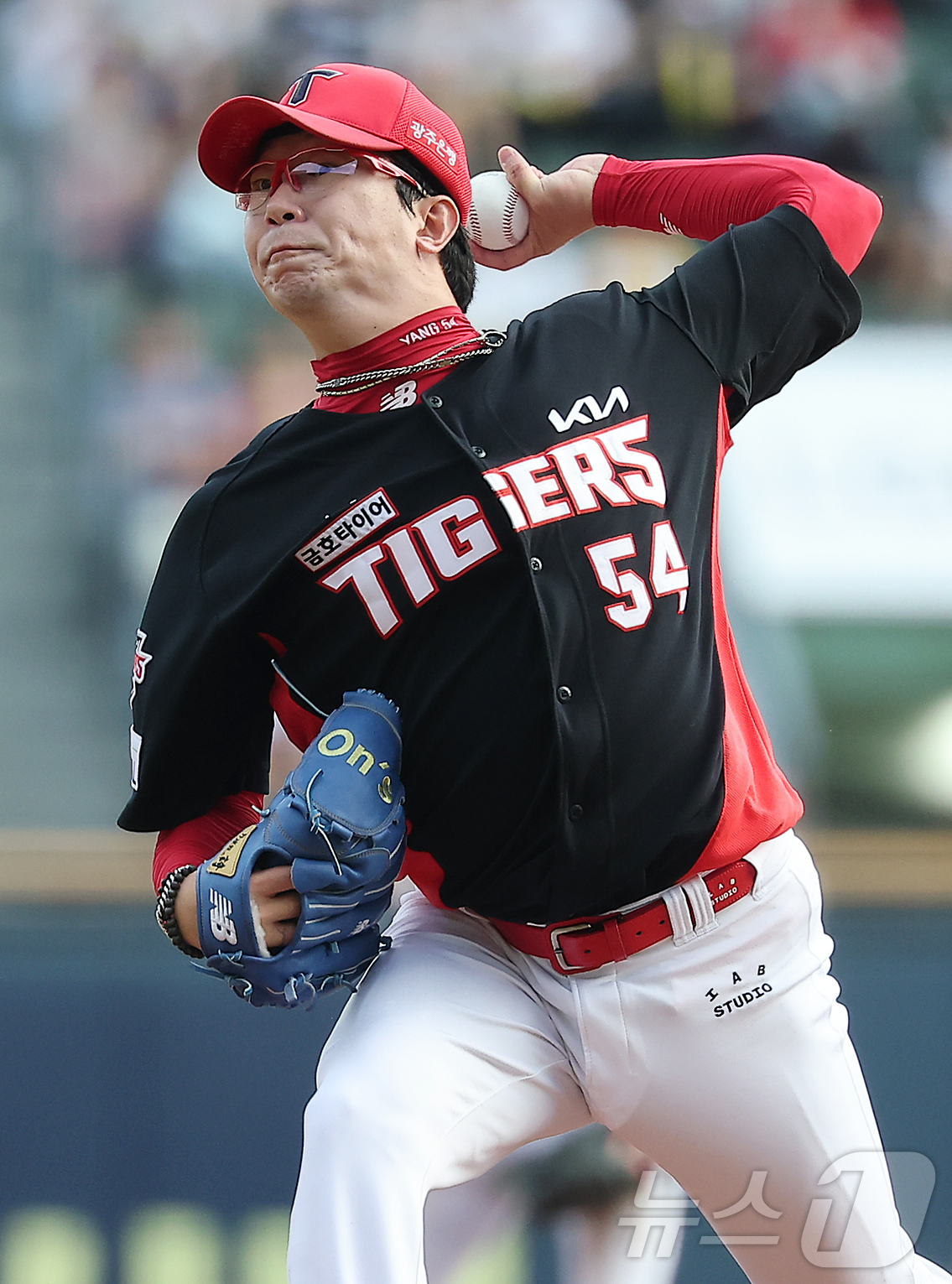 (서울=뉴스1) 김진환 기자 = 14일 오후 서울 송파구 잠실야구장에서 열린 프로야구 '2025 신한 SOL뱅크 KBO 리그' KIA 타이거즈와 LG 트윈스의 경기, 1회말 KIA …