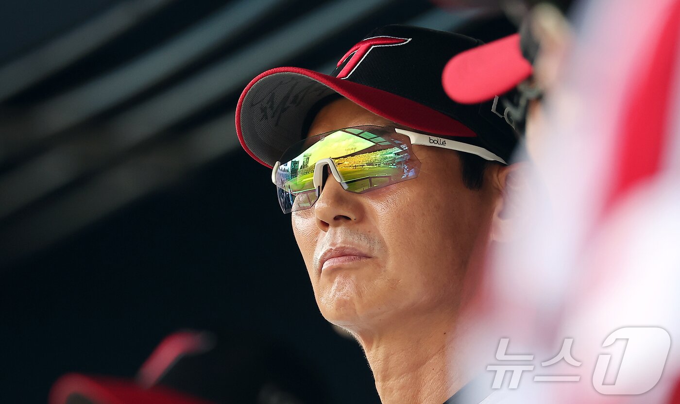 본문 이미지 - 14일 오후 서울 송파구 잠실야구장에서 열린 프로야구 &#39;2025 신한 SOL뱅크 KBO 리그&#39; KIA 타이거즈와 LG 트윈스의 경기, 1회초 LG 염경엽 감독이 경기를 지켜보고 있다. 2025.9.14/뉴스1 ⓒ News1 김진환 기자
