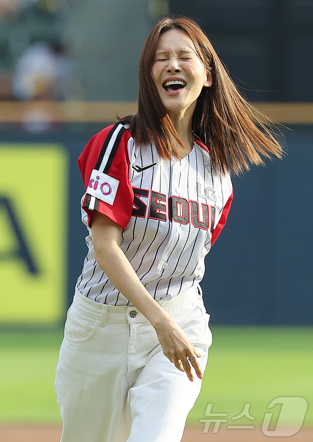 (서울=뉴스1) 김진환 기자 = 14일 오후 서울 송파구 잠실야구장에서 열린 프로야구 '2025 신한 SOL뱅크 KBO 리그' KIA 타이거즈와 LG 트윈스의 경기, 가수 겸 뮤지 …