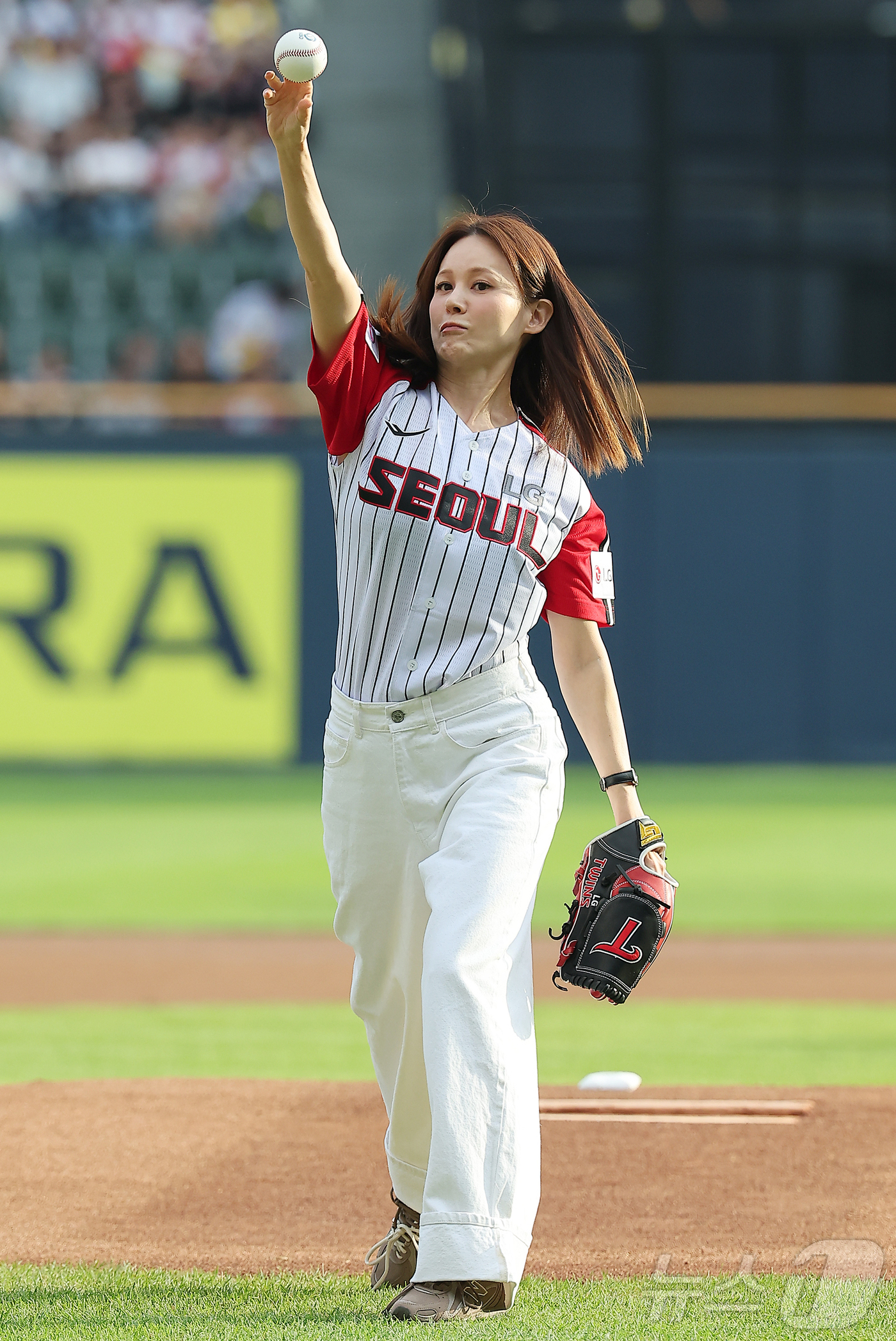 (서울=뉴스1) 김진환 기자 = 14일 오후 서울 송파구 잠실야구장에서 열린 프로야구 '2025 신한 SOL뱅크 KBO 리그' KIA 타이거즈와 LG 트윈스의 경기, 가수 겸 뮤지 …