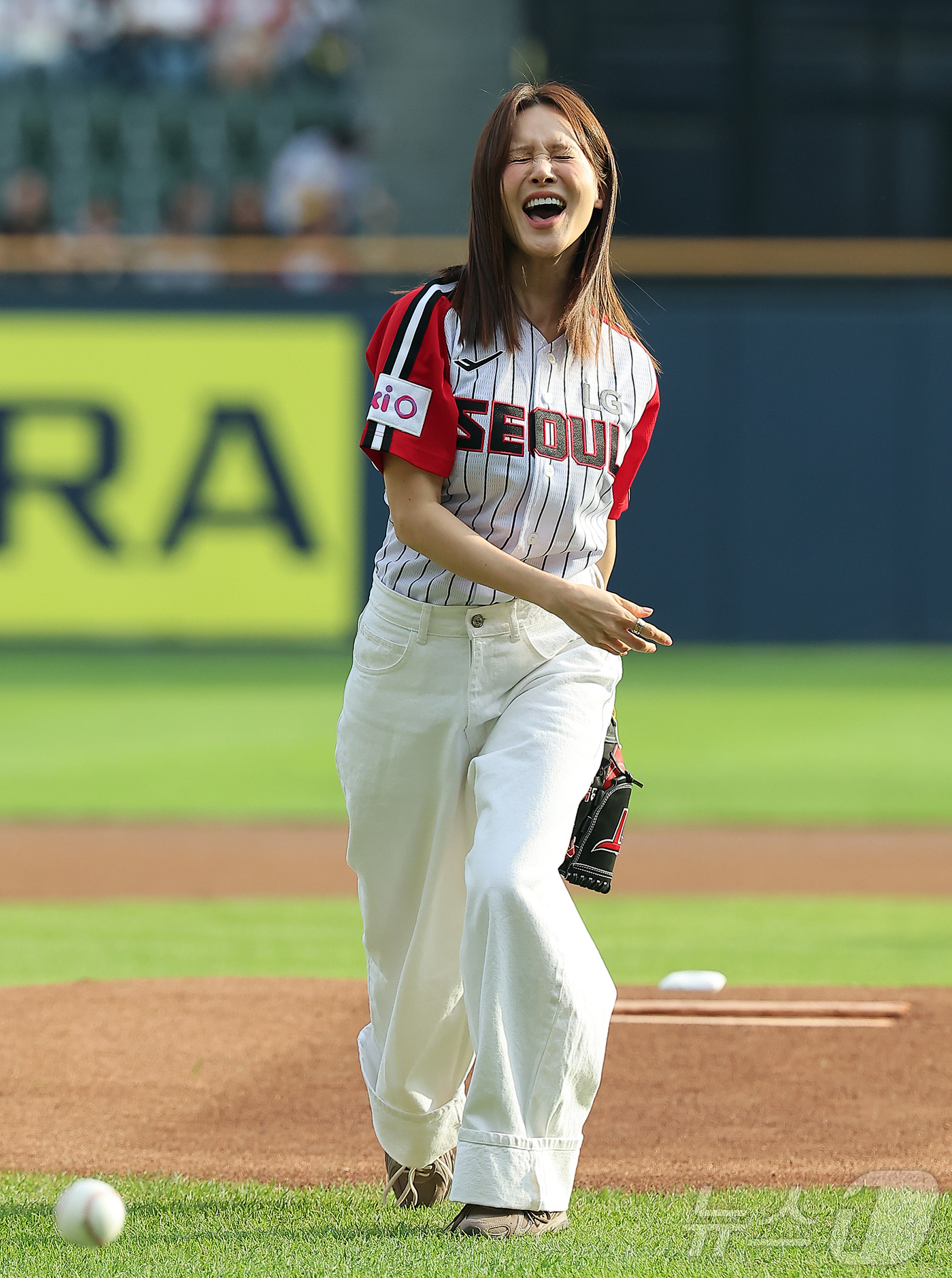 (서울=뉴스1) 김진환 기자 = 14일 오후 서울 송파구 잠실야구장에서 열린 프로야구 '2025 신한 SOL뱅크 KBO 리그' KIA 타이거즈와 LG 트윈스의 경기, 가수 겸 뮤지 …