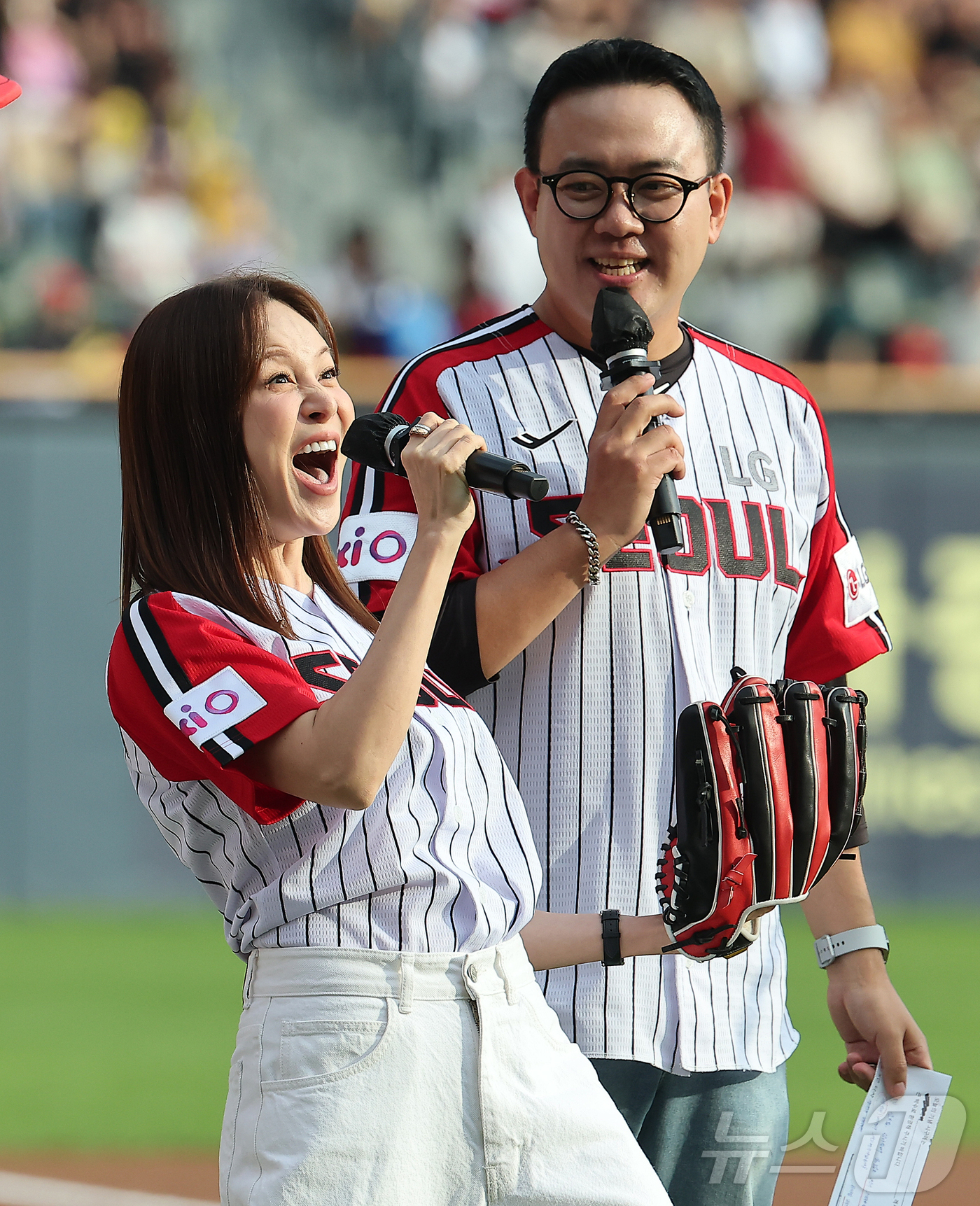 (서울=뉴스1) 김진환 기자 = 14일 오후 서울 송파구 잠실야구장에서 열린 프로야구 '2025 신한 SOL뱅크 KBO 리그' KIA 타이거즈와 LG 트윈스의 경기, 가수 겸 뮤지 …