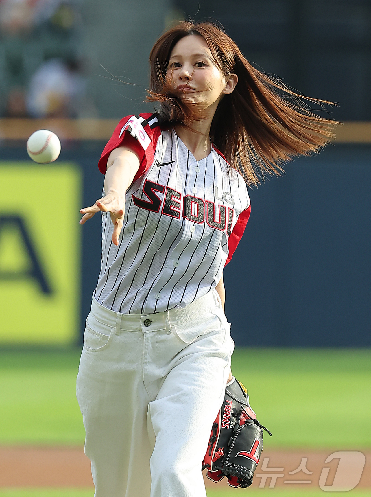 (서울=뉴스1) 김진환 기자 = 14일 오후 서울 송파구 잠실야구장에서 열린 프로야구 '2025 신한 SOL뱅크 KBO 리그' KIA 타이거즈와 LG 트윈스의 경기, 가수 겸 뮤지 …