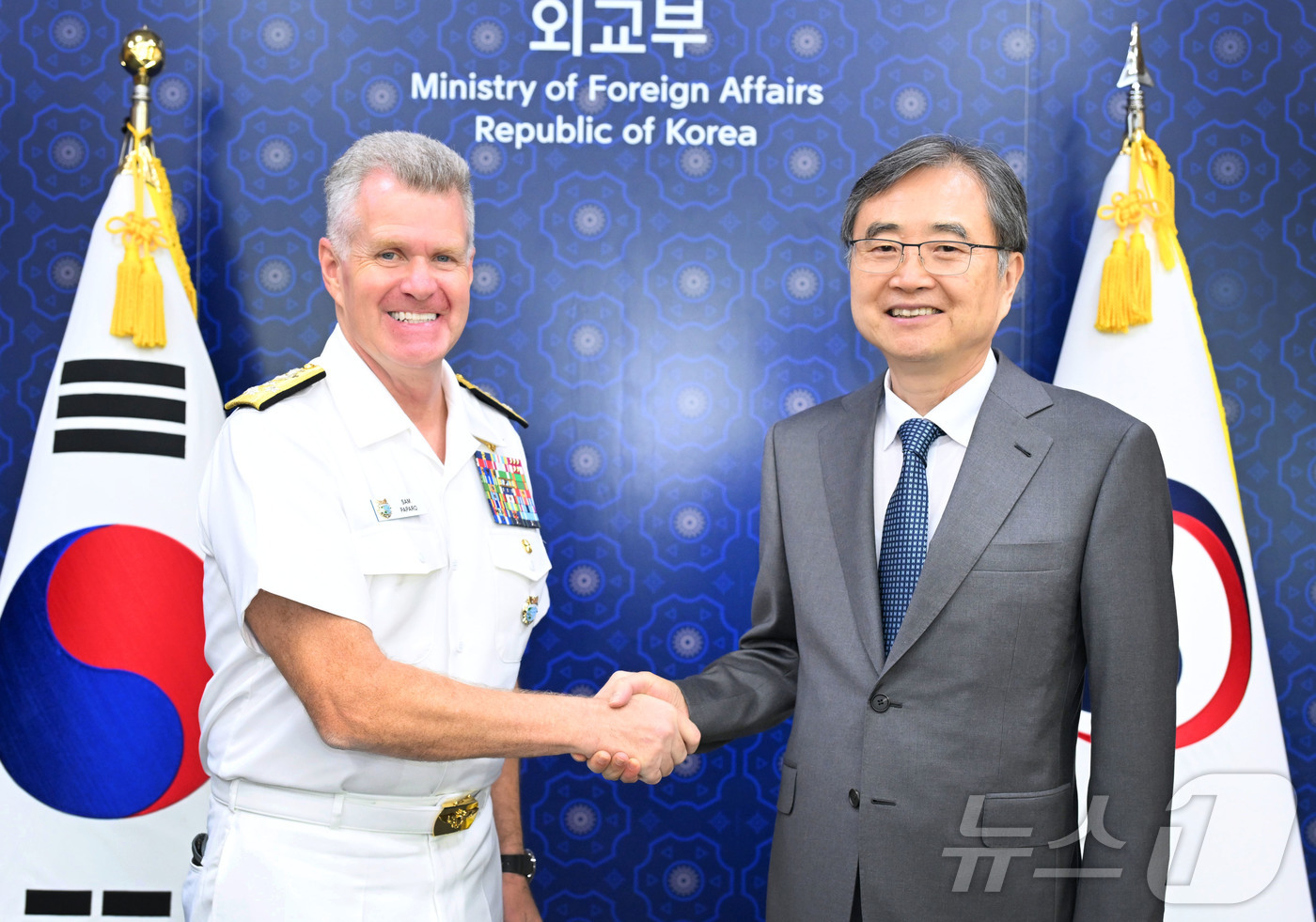 (서울=뉴스1) 임세영 기자 = 조현 외교부 장관이 14일 오후 서울 종로구 외교부 청사에서 사무엘 파파로(Samuel Paparo) 미국 인도태평양사령관을 접견하고, 악수를 나누 …