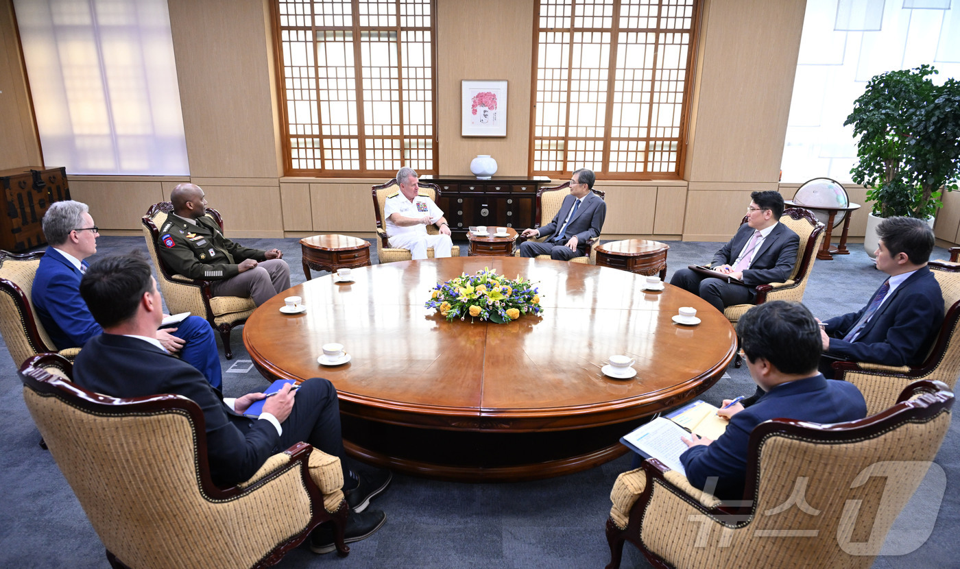 (서울=뉴스1) 임세영 기자 = 조현 외교부 장관이 14일 오후 서울 종로구 외교부 청사에서 사무엘 파파로(Samuel Paparo) 미국 인도태평양사령관을 접견하고 있다. (외교 …