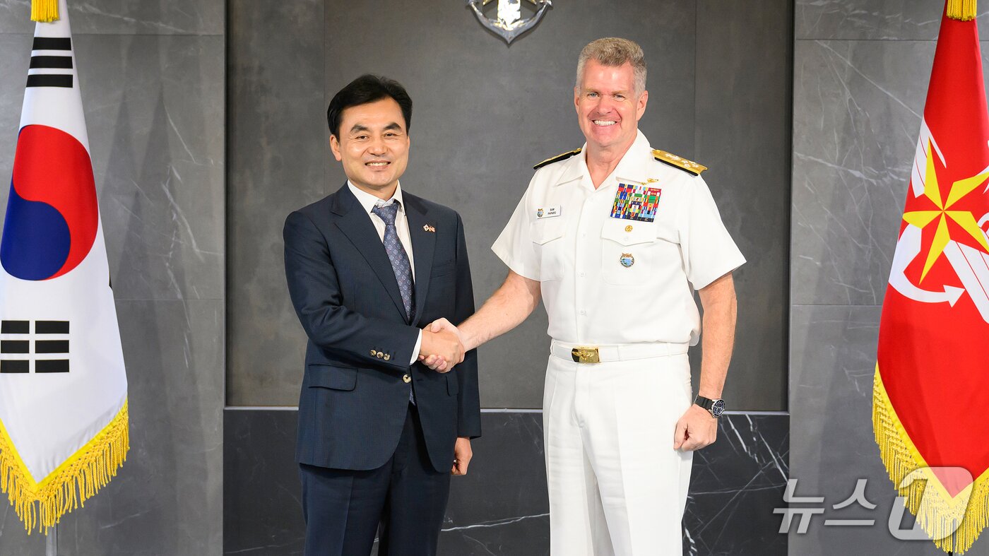 본문 이미지 - 14일 안규백 국방부 장관이 사무엘 파파로 미국 인·도태평양사령관과 악수하고 있다. &#40;국방부 제공&#41;