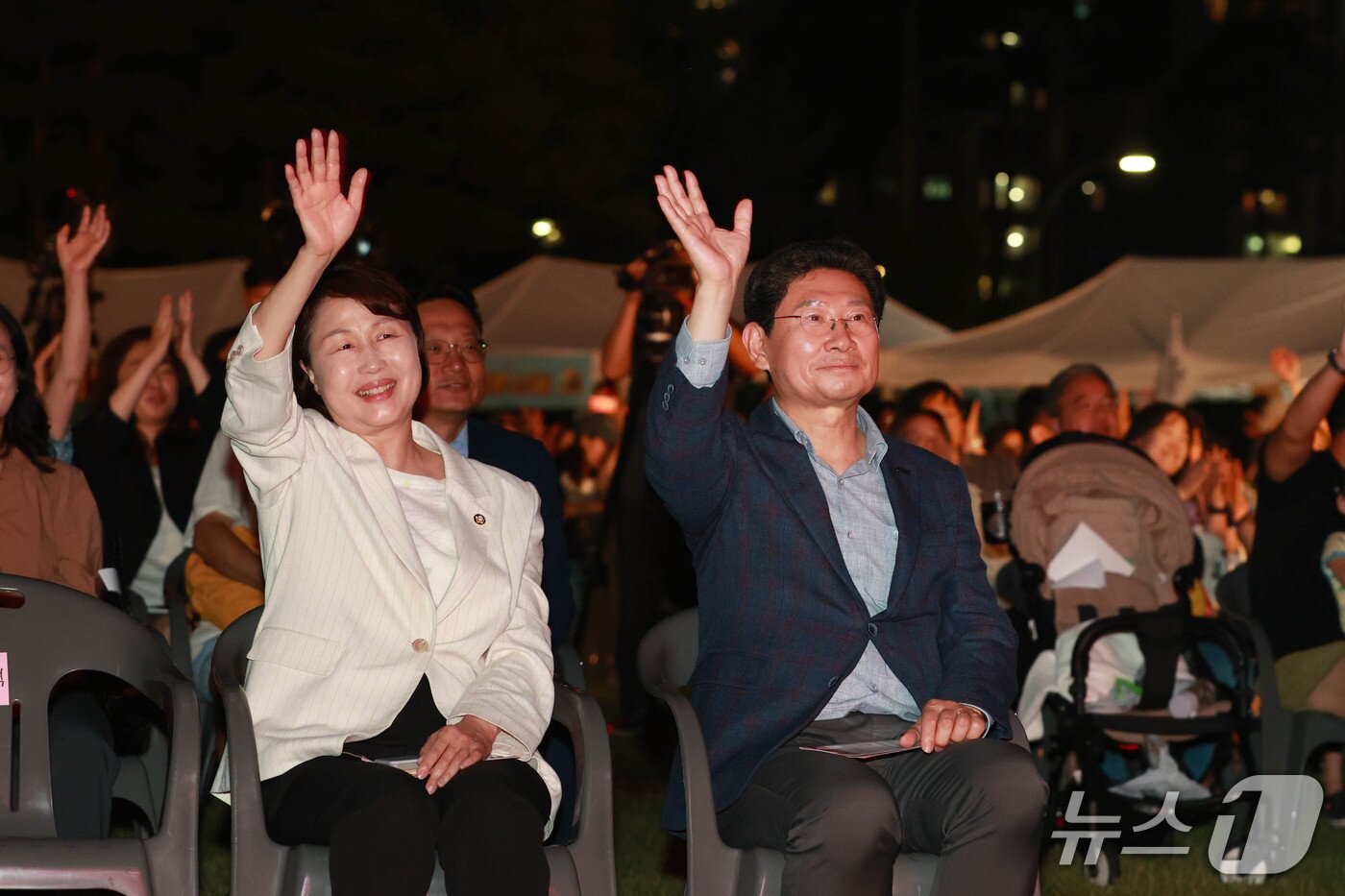 본문 이미지 - 13일 열린 &#39;제8회 머내영화제&#39; 야외축제에서 이상일 시장&#40;오른쪽&#41;과 유진선 시의회 의장이 관객들과 함께 손을 흔들고 있다.&#40;용인시 제공&#41;