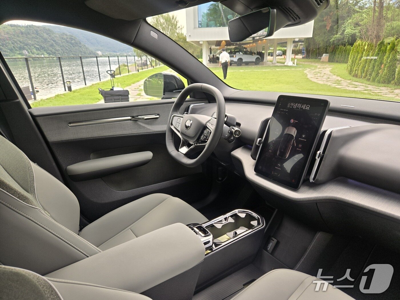 본문 이미지 - 지난 8일 경기 남양주에서 촬영한 볼보자동차 소형 순수 전기 스포츠유틸리티차&#40;SUV&#41; 크로스컨트리 모델 &#39;EX30CC&#39;의 모습. 2025.09.08/뉴스1 김성식 기자