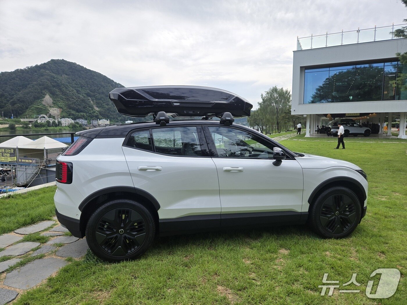 본문 이미지 - 지난 8일 경기 남양주에서 촬영한 볼보자동차 소형 순수 전기 스포츠유틸리티차&#40;SUV&#41; 크로스컨트리 모델 &#39;EX30CC&#39;의 모습. 2025.09.08/뉴스1 김성식 기자