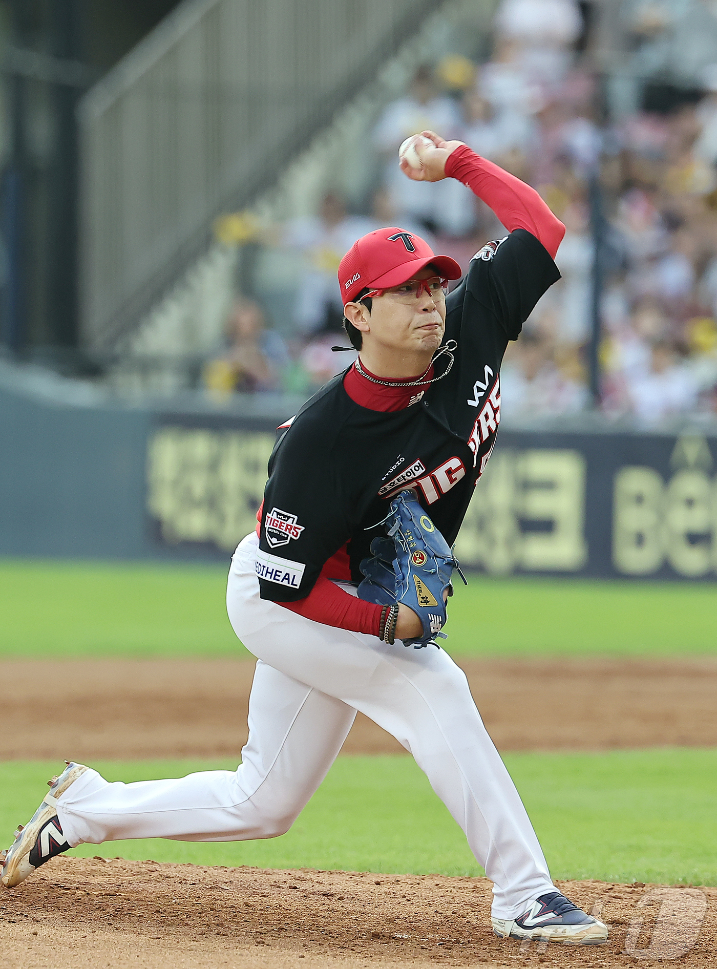 (서울=뉴스1) 김진환 기자 = 14일 오후 서울 송파구 잠실야구장에서 열린 프로야구 '2025 신한 SOL뱅크 KBO 리그' KIA 타이거즈와 LG 트윈스의 경기, KIA 선발 …