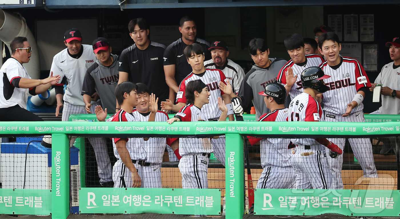 (서울=뉴스1) 김진환 기자 = 14일 오후 서울 송파구 잠실야구장에서 열린 프로야구 '2025 신한 SOL뱅크 KBO 리그' KIA 타이거즈와 LG 트윈스의 경기, LG 더그아웃 …