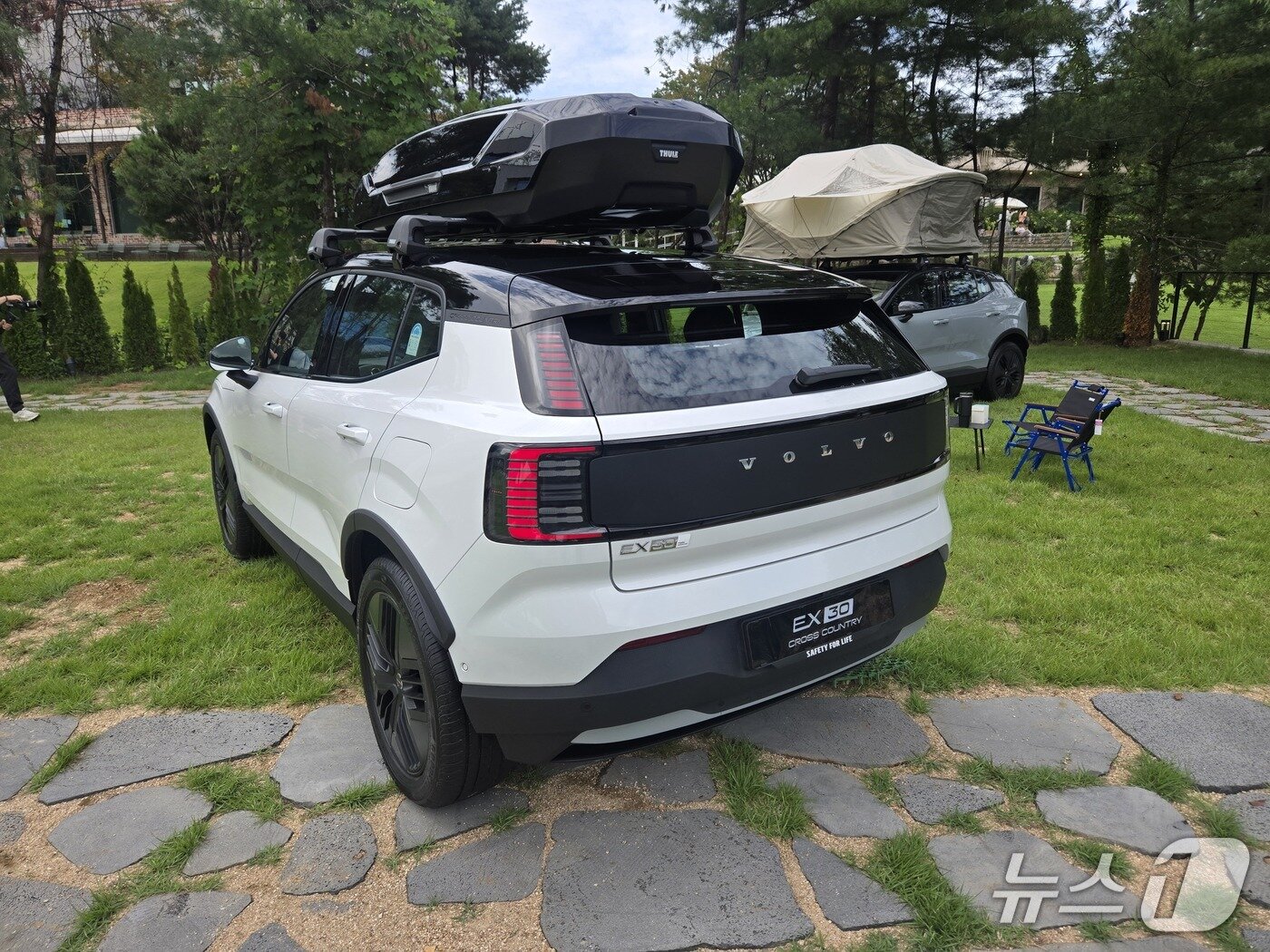 본문 이미지 - 지난 8일 경기 남양주에서 촬영한 볼보자동차 소형 순수 전기 스포츠유틸리티차&#40;SUV&#41; 크로스컨트리 모델 &#39;EX30CC&#39;의 모습. 2025.09.08/뉴스1 김성식 기자