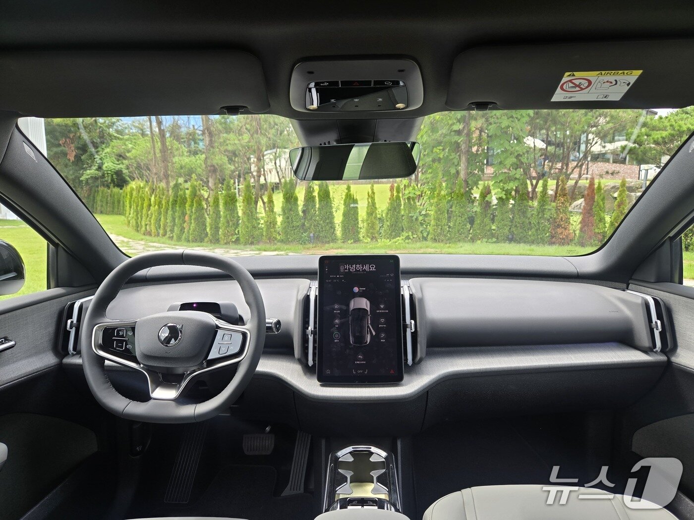 본문 이미지 - 지난 8일 경기 남양주에서 촬영한 볼보자동차 소형 순수 전기 스포츠유틸리티차&#40;SUV&#41; 크로스컨트리 모델 &#39;EX30CC&#39;의 모습. 2025.09.08/뉴스1 김성식 기자