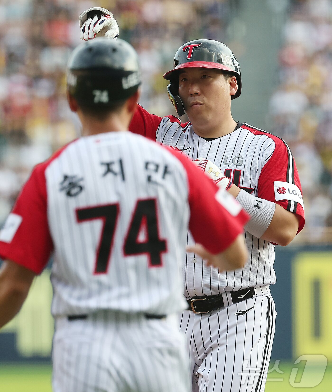 본문 이미지 - 14일 오후 서울 송파구 잠실야구장에서 열린 프로야구 &#39;2025 신한 SOL뱅크 KBO 리그&#39; KIA 타이거즈와 LG 트윈스의 경기, LG 김현수가 1회말 2사 3루 상황 적시타를 친 뒤 세리머니를 하고 있다. 2025.9.14/뉴스1 ⓒ News1 김진환 기자