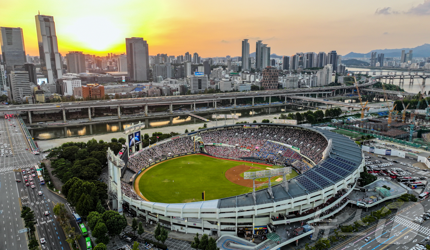 (서울=뉴스1) 김진환 기자 = 14일 오후 서울 송파구 잠실야구장에서 열린 프로야구 '2025 신한 SOL뱅크 KBO 리그' KIA 타이거즈와 LG 트윈스의 경기, 야구팬들이 열 …