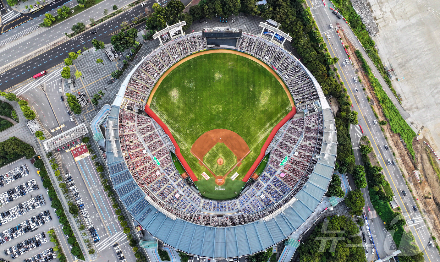 (서울=뉴스1) 김진환 기자 = 14일 오후 서울 송파구 잠실야구장에서 열린 프로야구 '2025 신한 SOL뱅크 KBO 리그' KIA 타이거즈와 LG 트윈스의 경기, 야구팬들이 열 …