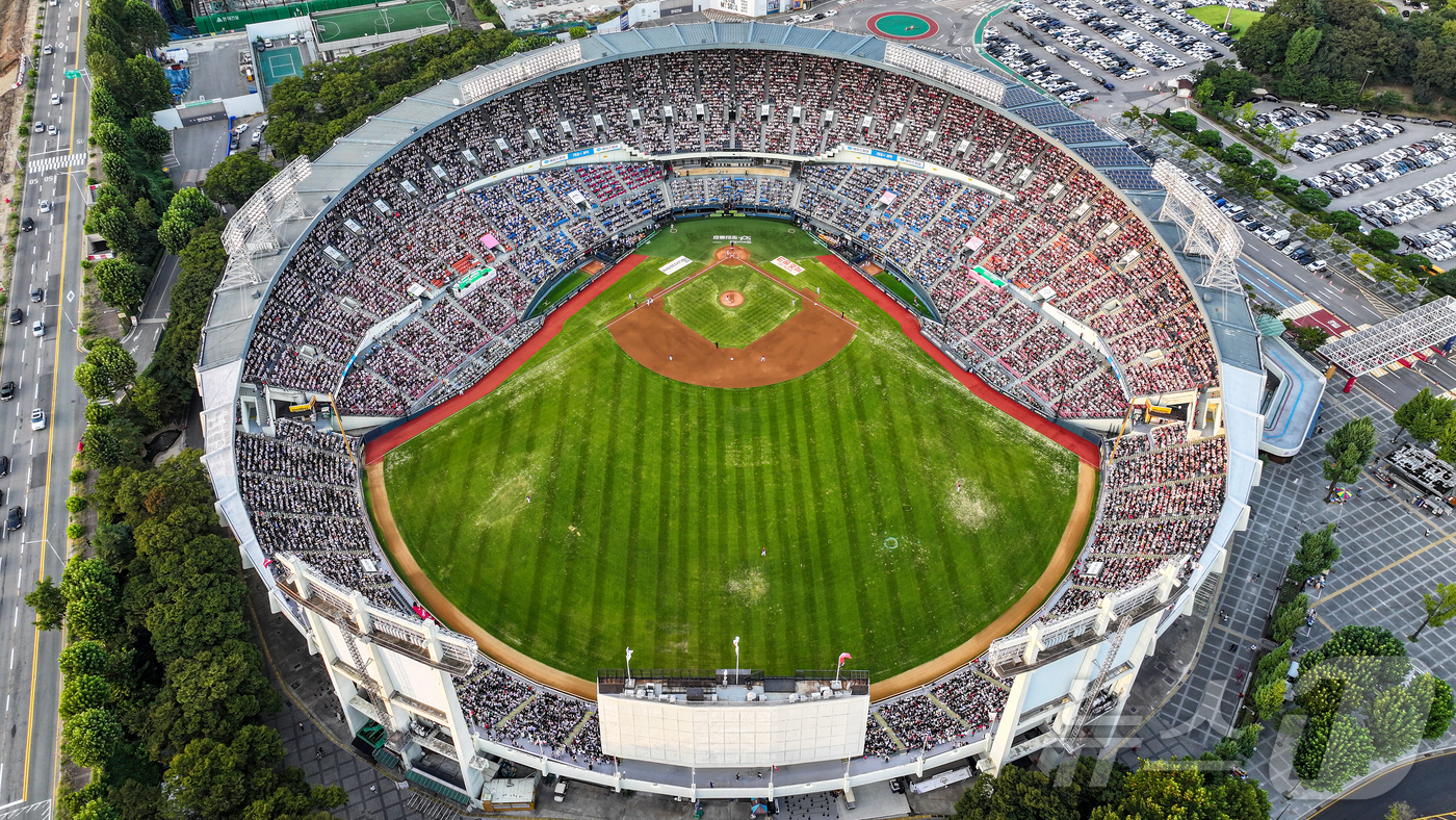 (서울=뉴스1) 김진환 기자 = 14일 오후 서울 송파구 잠실야구장에서 열린 프로야구 '2025 신한 SOL뱅크 KBO 리그' KIA 타이거즈와 LG 트윈스의 경기, 야구팬들이 열 …