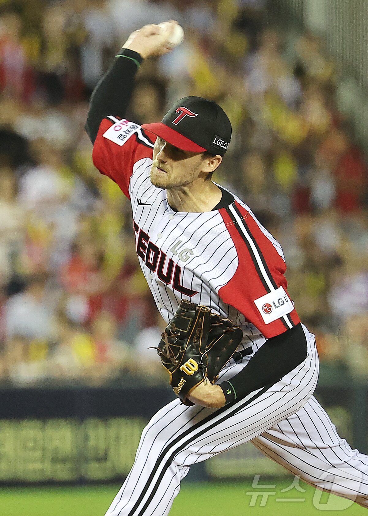 본문 이미지 - 14일 오후 서울 송파구 잠실야구장에서 열린 프로야구 &#39;2025 신한 SOL뱅크 KBO 리그&#39; KIA 타이거즈와 LG 트윈스의 경기, LG 선발 톨 허스트가 6회초 등판해 힘차게 공을 던지고 있다. 2025.9.14/뉴스1 ⓒ News1 김진환 기자