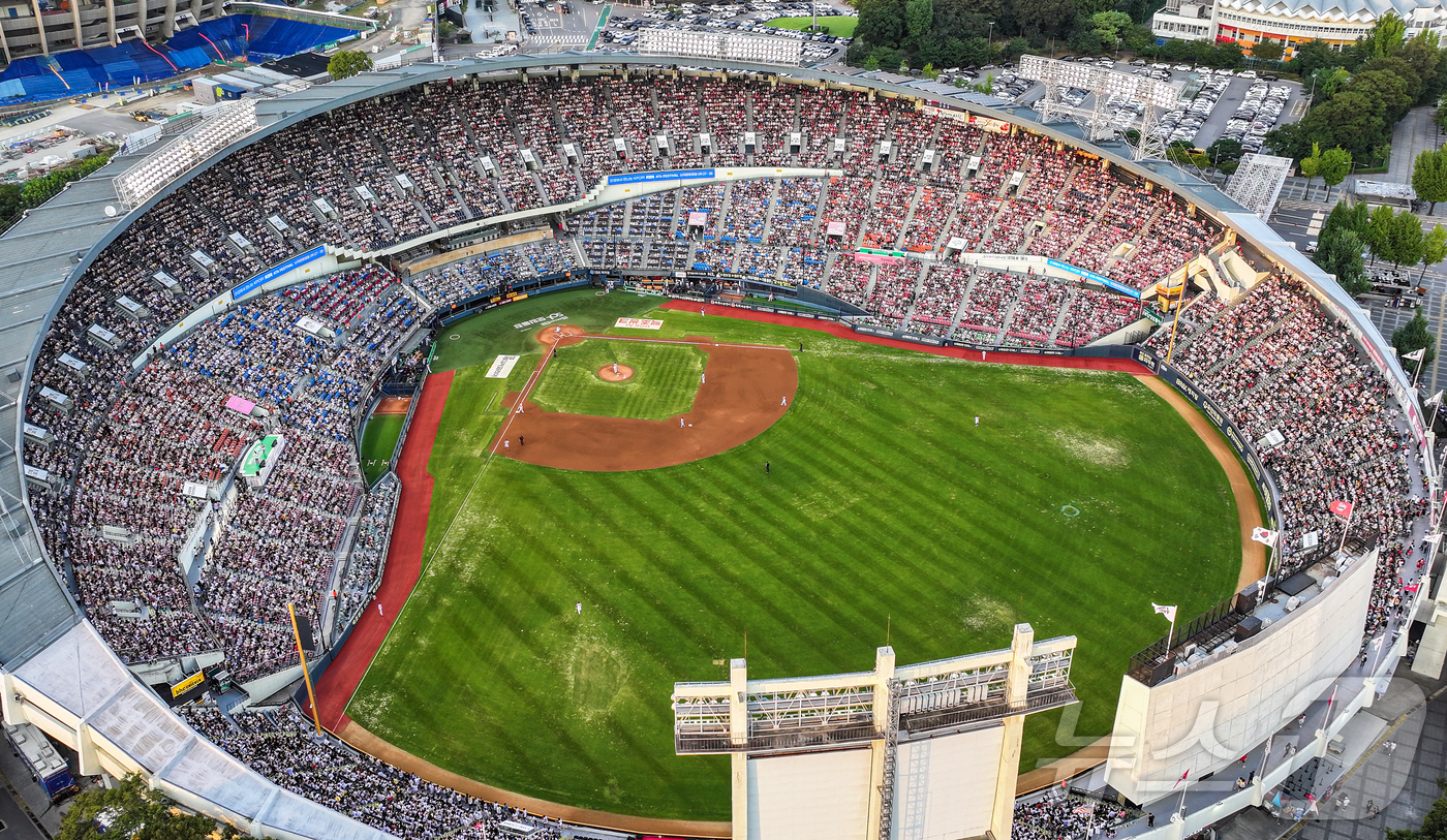 (서울=뉴스1) 김진환 기자 = 14일 오후 서울 송파구 잠실야구장에서 열린 프로야구 '2025 신한 SOL뱅크 KBO 리그' KIA 타이거즈와 LG 트윈스의 경기, 야구팬들이 열 …