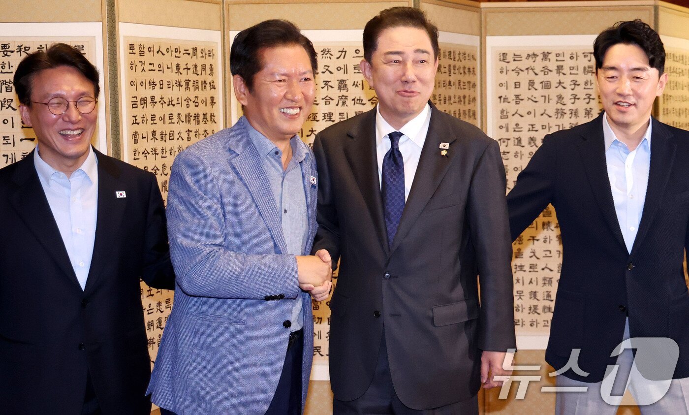 본문 이미지 - 정청래 더불어민주당 대표와 김병기 원내대표가 14일 오후 서울 종로구 삼청동 국무총리 공관에서 열린 당정대 고위급 만찬 회동에서 기념촬영을 마친 후 손을 잡고 있다. (공동취재) 2025.9.14/뉴스1 ⓒ News1 이광호 기자