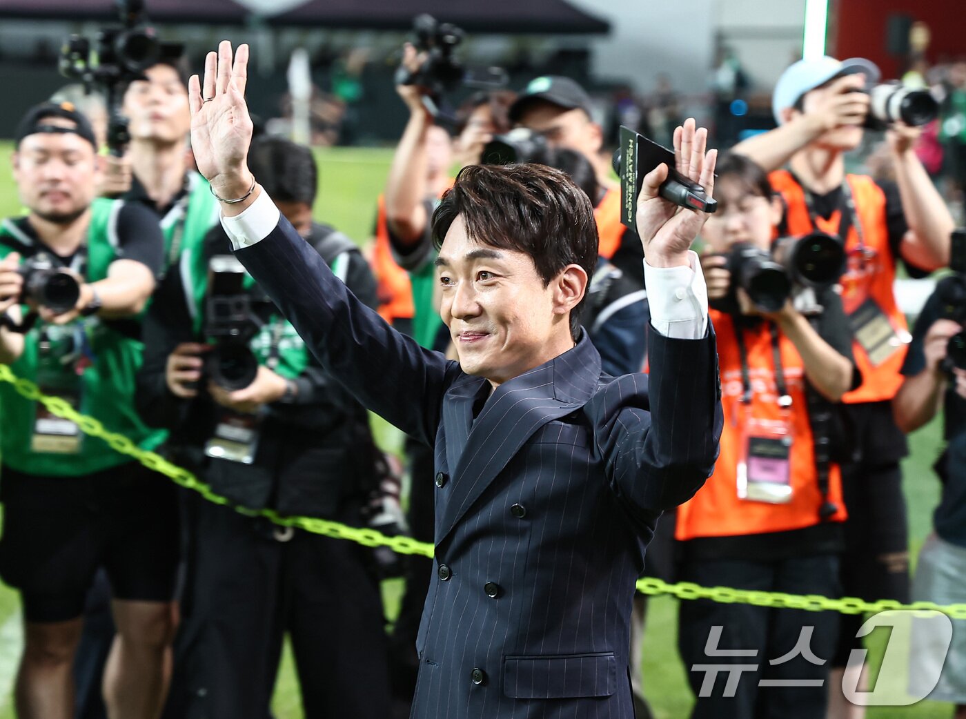 본문 이미지 - 박정무 넥슨 상업부사장이 14일 오후 서울 마포구 서울월드컵경기장에서 열린 &#39;2025 아이콘매치&#39; FC 스피어와 쉴드 유나이티드의 경기에 앞서 인사말을 위해 경기장에 들어서고 있다. 2025.9.14/뉴스1 ⓒ News1 김도우 기자
