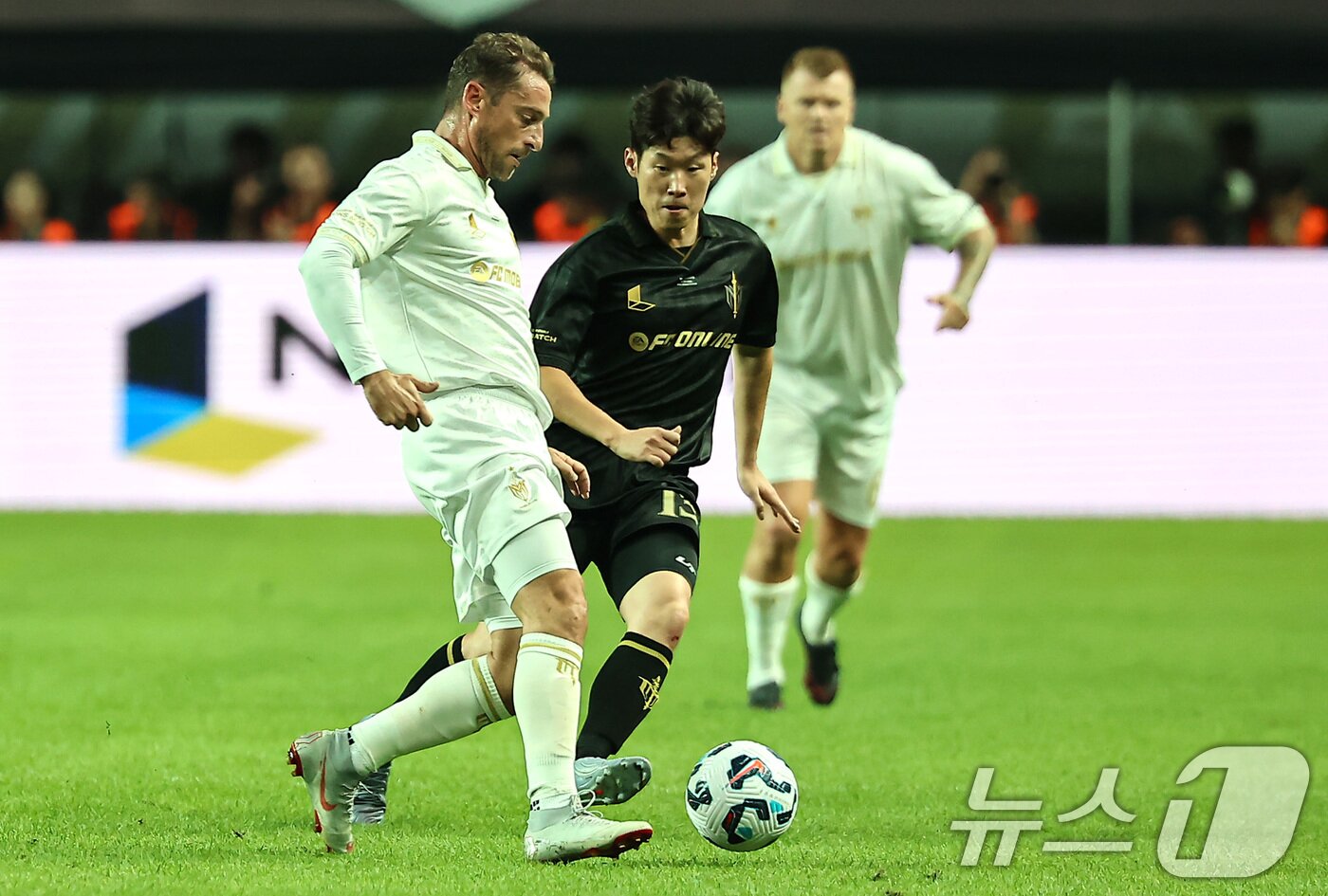 본문 이미지 - 14일 오후 서울 마포구 서울월드컵경기장에서 열린 &#39;2025 넥슨 아이콘매치&#39; FC 스피어와 실드 유나이티드의 경기, FC스피어 박지성이 수비를 하고 있다. 2025.9.14/뉴스1 ⓒ News1 김도우 기자