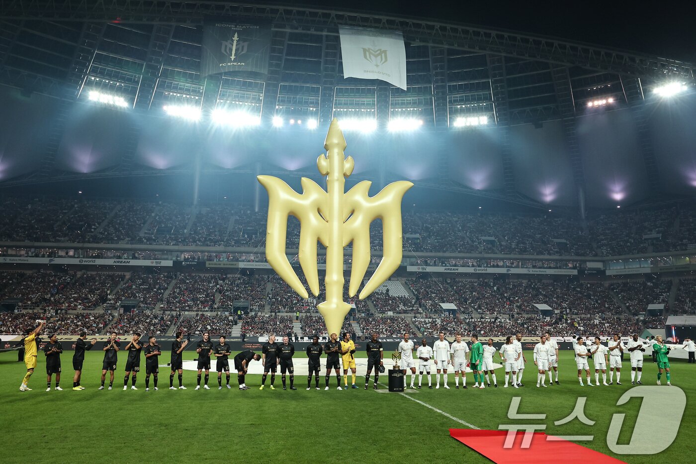 본문 이미지 - 14일 오후 서울 마포구 서울월드컵경기장에서 열린 &#39;2025 아이콘매치&#39; FC 스피어와 쉴드 유나이티드의 경기, 양팀 선수들이 경기 시작을 기다리고 있다. 2025.9.14/뉴스1 ⓒ News1 김도우 기자