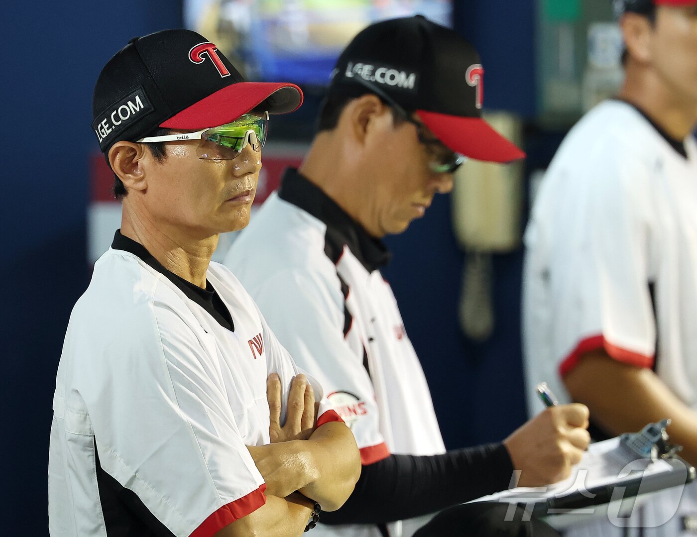 본문 이미지 - LG 트윈스 염경엽 감독&#40;왼쪽&#41;. 2025.9.14/뉴스1 ⓒ News1 김진환 기자