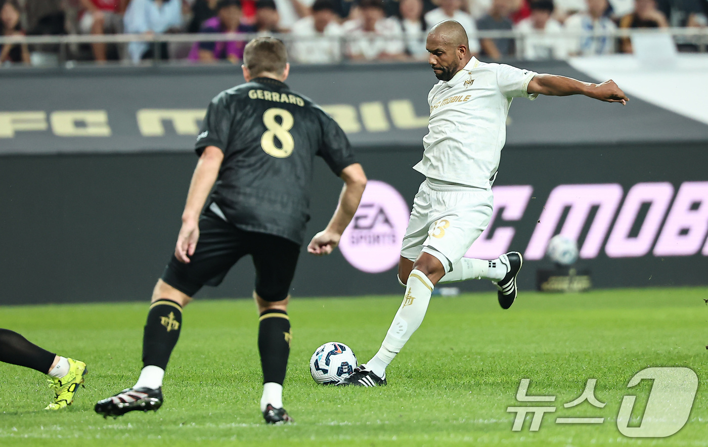 (서울=뉴스1) 김도우 기자 = 14일 오후 서울 마포구 서울월드컵경기장에서 열린 '2025 넥슨 아이콘매치' FC 스피어와 실드 유나이티드의 경기, 실드 유나이티드 마이콘이 슛을 …