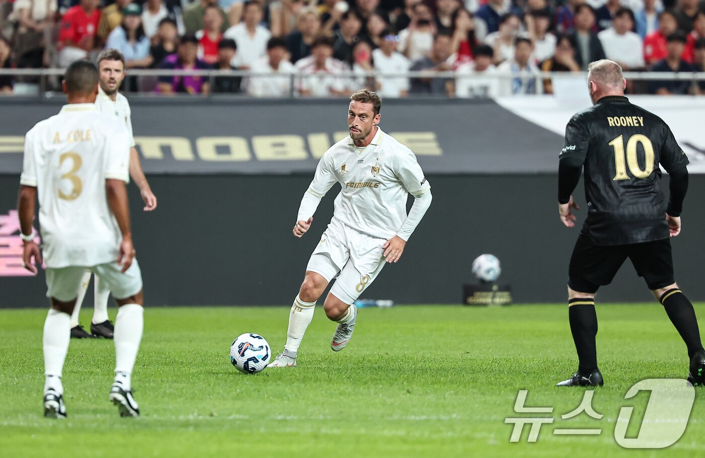 본문 이미지 - 14일 오후 서울 마포구 서울월드컵경기장에서 열린 &#39;2025 넥슨 아이콘매치&#39; FC 스피어와 실드 유나이티드의 경기, 실드 유나이티드 클라우디오 마르키시오가 패스를 하고 있다. 2025.9.14/뉴스1 ⓒ News1 김도우 기자