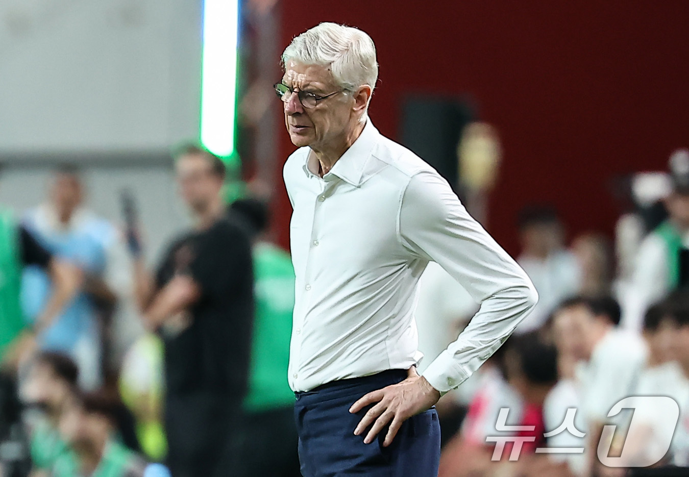 (서울=뉴스1) 김도우 기자 = 14일 오후 서울 마포구 서울월드컵경기장에서 열린 '2025 넥슨 아이콘매치' FC 스피어와 실드 유나이티드의 경기, FC스피어 아르센 벵거 감독이 …