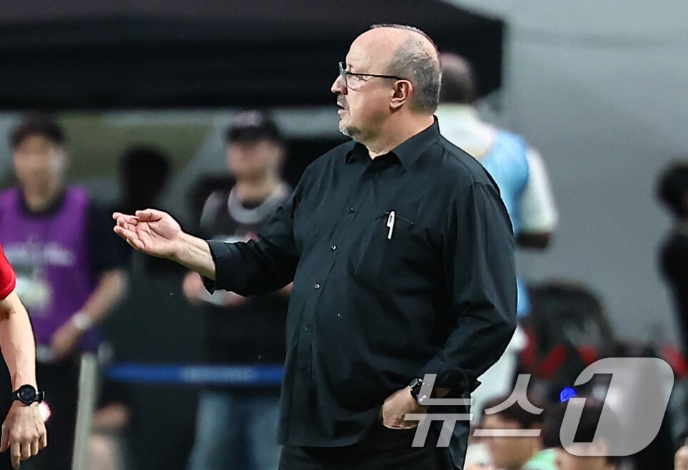 본문 이미지 - 14일 오후 서울 마포구 서울월드컵경기장에서 열린 &#39;2025 넥슨 아이콘매치&#39; FC 스피어와 실드 유나이티드의 경기, 실드 유나이티드 라파엘 베니테스 감독이 작전을 지시하고 있다. 2025.9.14/뉴스1 ⓒ News1 김도우 기자