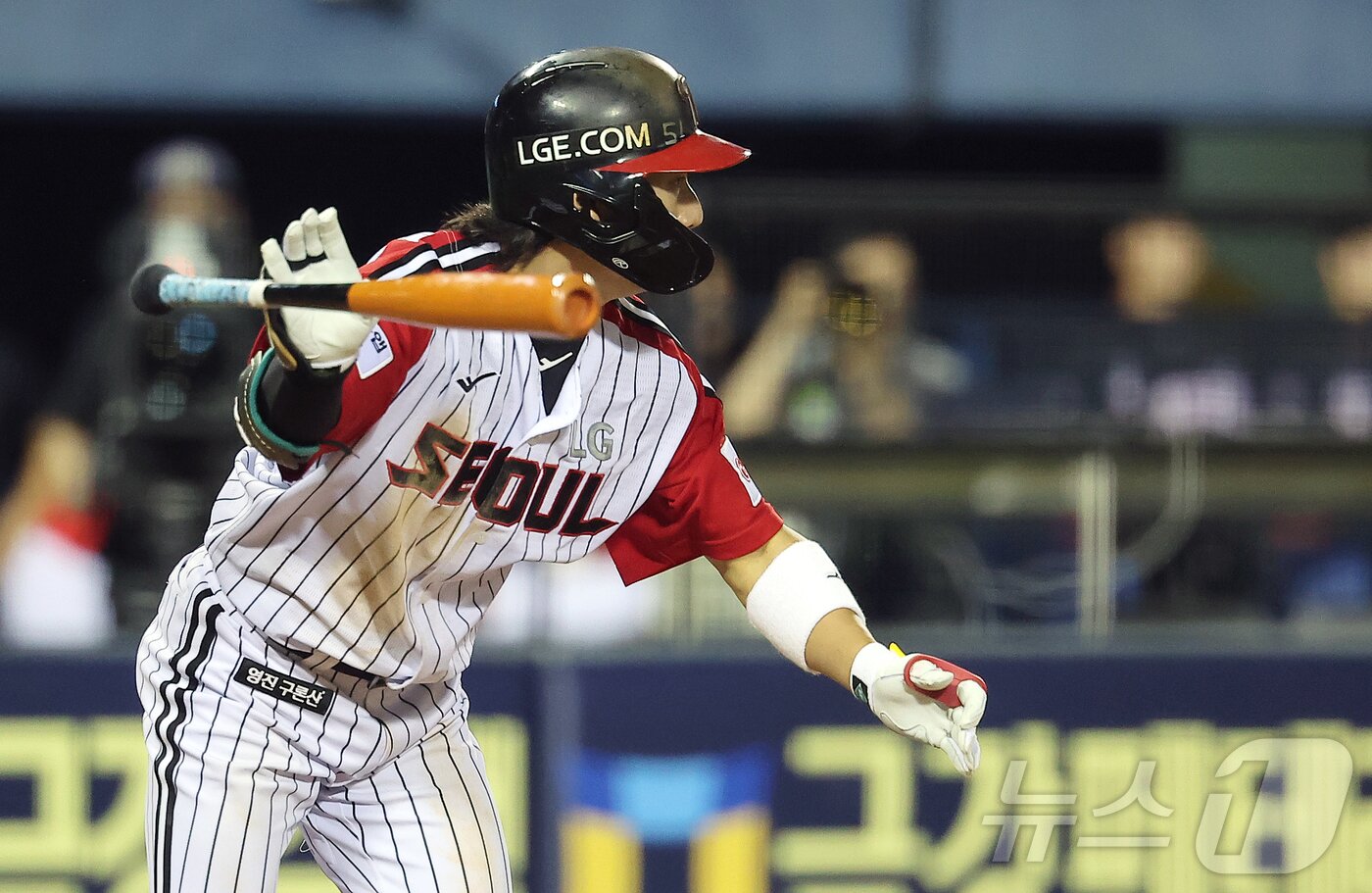 본문 이미지 - 14일 오후 서울 송파구 잠실야구장에서 열린 프로야구 '2025 신한 SOL뱅크 KBO 리그' KIA 타이거즈와 LG 트윈스의 경기, LG 신민재가 8회말 무사 만루에서 적시타를 치고 있다. 2025.9.14/뉴스1 ⓒ News1 김진환 기자