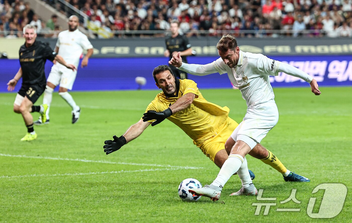 본문 이미지 - 14일 오후 서울 마포구 서울월드컵경기장에서 열린 &#39;2025 넥슨 아이콘매치&#39; FC 스피어와 실드 유나이티드의 경기, FC 스피어 골키퍼 부폰이 실드 유나이티드 클라우디오 마르키시오의 슛을 막고 있다. 2025.9.14/뉴스1 ⓒ News1 김도우 기자