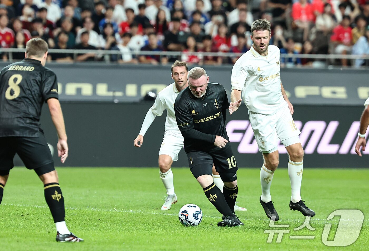 본문 이미지 - 14일 오후 서울 마포구 서울월드컵경기장에서 열린 &#39;2025 넥슨 아이콘매치&#39; FC 스피어와 실드 유나이티드의 경기, FC 스피어 루니가 드리블을 하고 있다. 2025.9.14/뉴스1 ⓒ News1 김도우 기자