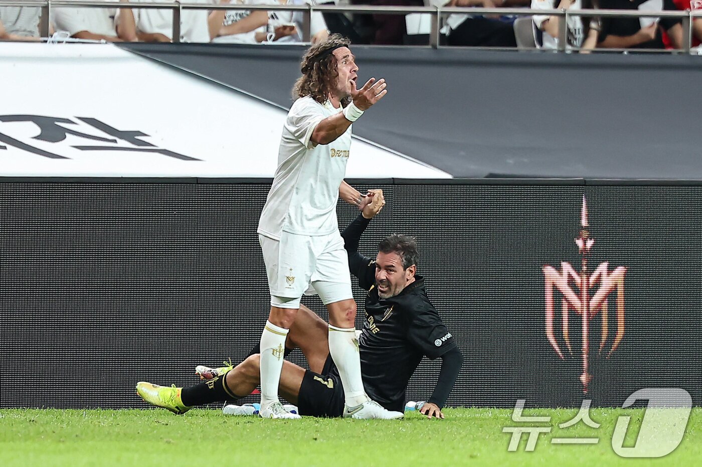 본문 이미지 - 14일 오후 서울 마포구 서울월드컵경기장에서 열린 &#39;2025 넥슨 아이콘매치&#39; FC 스피어와 실드 유나이티드의 경기, 실드 유나이티드 카를레스 푸욜이 항의하고 있다. 2025.9.14/뉴스1 ⓒ News1 김도우 기자