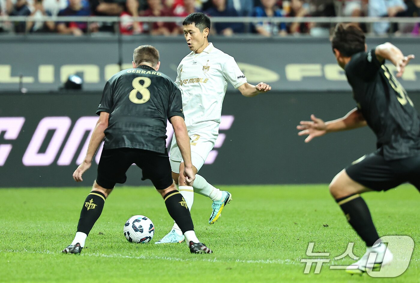 본문 이미지 - 14일 오후 서울 마포구 서울월드컵경기장에서 열린 &#39;2025 넥슨 아이콘매치&#39; FC 스피어와 실드 유나이티드의 경기, 실드 유나이티드 이영표가 공격을 시도하고 있다. 2025.9.14/뉴스1 ⓒ News1 김도우 기자