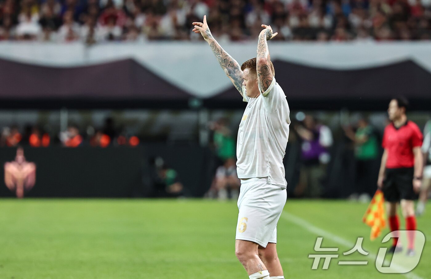 본문 이미지 - 14일 오후 서울 마포구 서울월드컵경기장에서 열린 &#39;2025 넥슨 아이콘매치&#39; FC 스피어와 실드 유나이티드의 경기, 실드 유나이티드 욘 아르네 리세가 동료들에게 패스를 요청하고 있다. 2025.9.14/뉴스1 ⓒ News1 김도우 기자