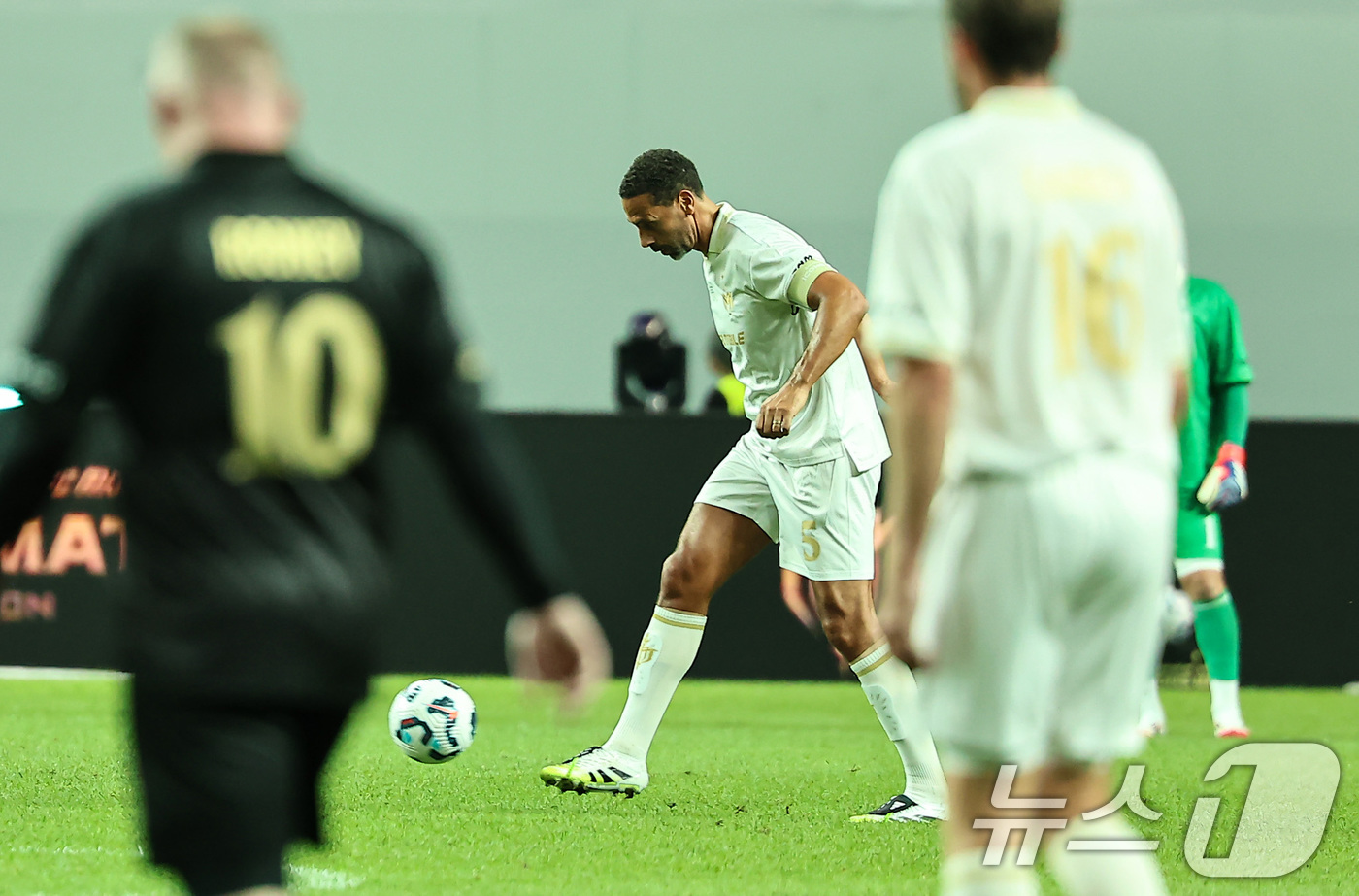 (서울=뉴스1) 김도우 기자 = 14일 오후 서울 마포구 서울월드컵경기장에서 열린 '2025 넥슨 아이콘매치' FC 스피어와 실드 유나이티드의 경기, 실드 유나이티드 리오 퍼디난드 …