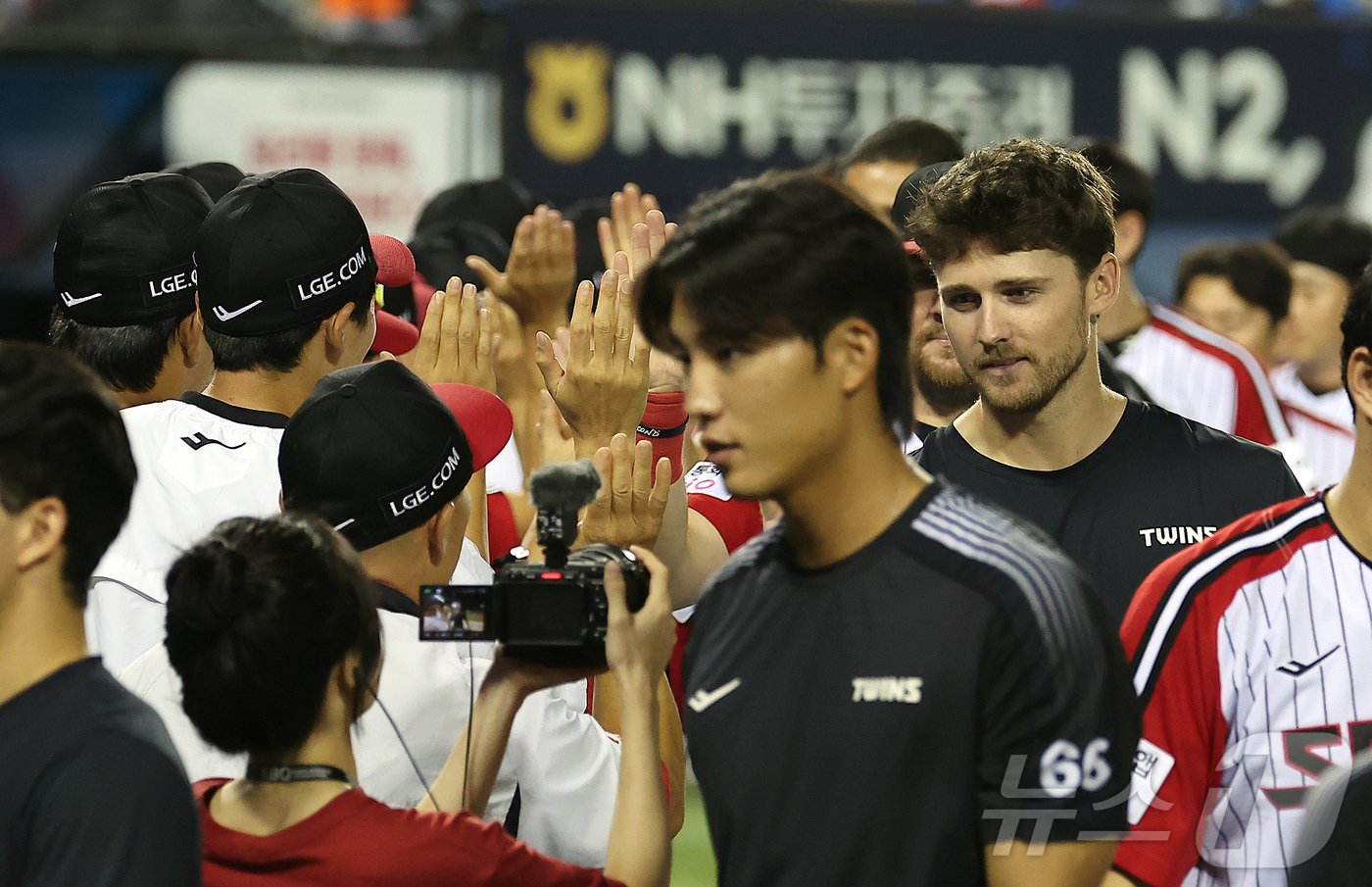 (서울=뉴스1) 김진환 기자 = 14일 오후 서울 송파구 잠실야구장에서 열린 프로야구 '2025 신한 SOL뱅크 KBO 리그' KIA 타이거즈와 LG 트윈스의 경기, 14대0 대승 …