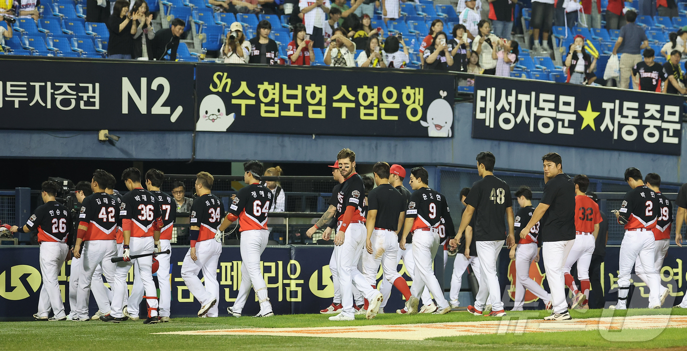 (서울=뉴스1) 김진환 기자 = 14일 오후 서울 송파구 잠실야구장에서 열린 프로야구 '2025 신한 SOL뱅크 KBO 리그' KIA 타이거즈와 LG 트윈스의 경기, 0대14 대패 …